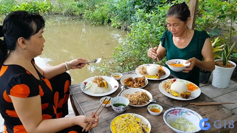 Mơ thấy mình ăn cơm cùng người lạ mang lại điềm lành